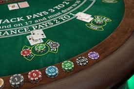 Antarmuka statistik dan chat interaktif di meja M-World Championship negobos